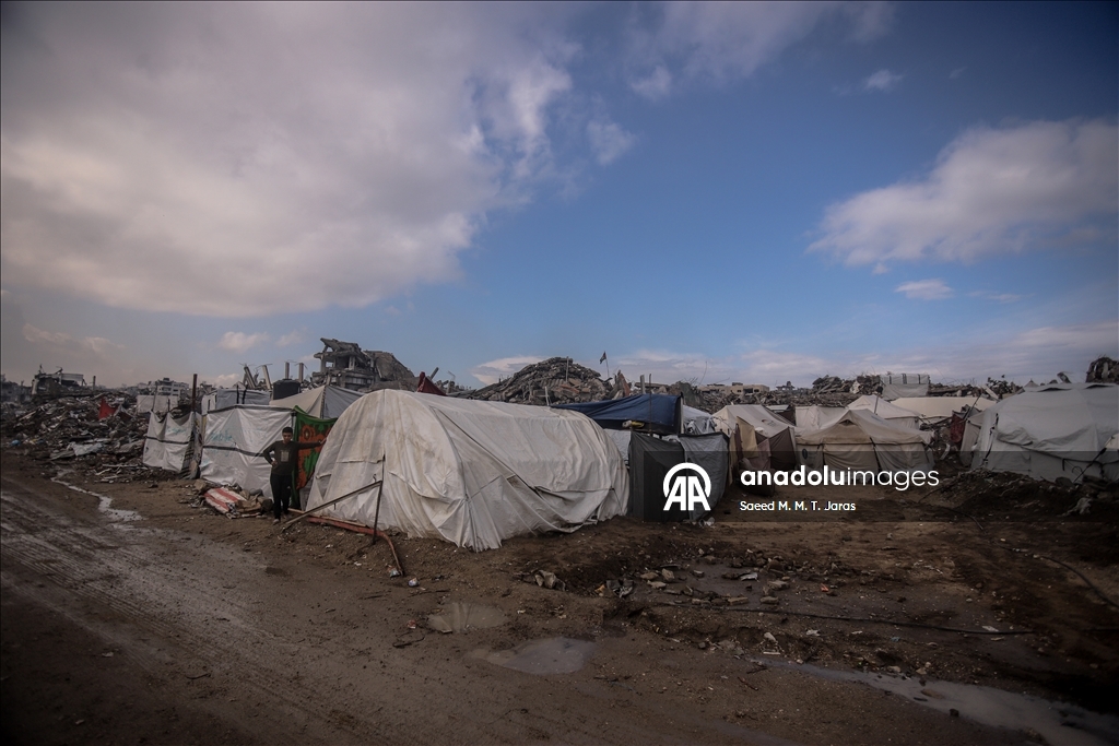 Displaced Palestinians in Gaza struggle against harsh weather conditions in tents