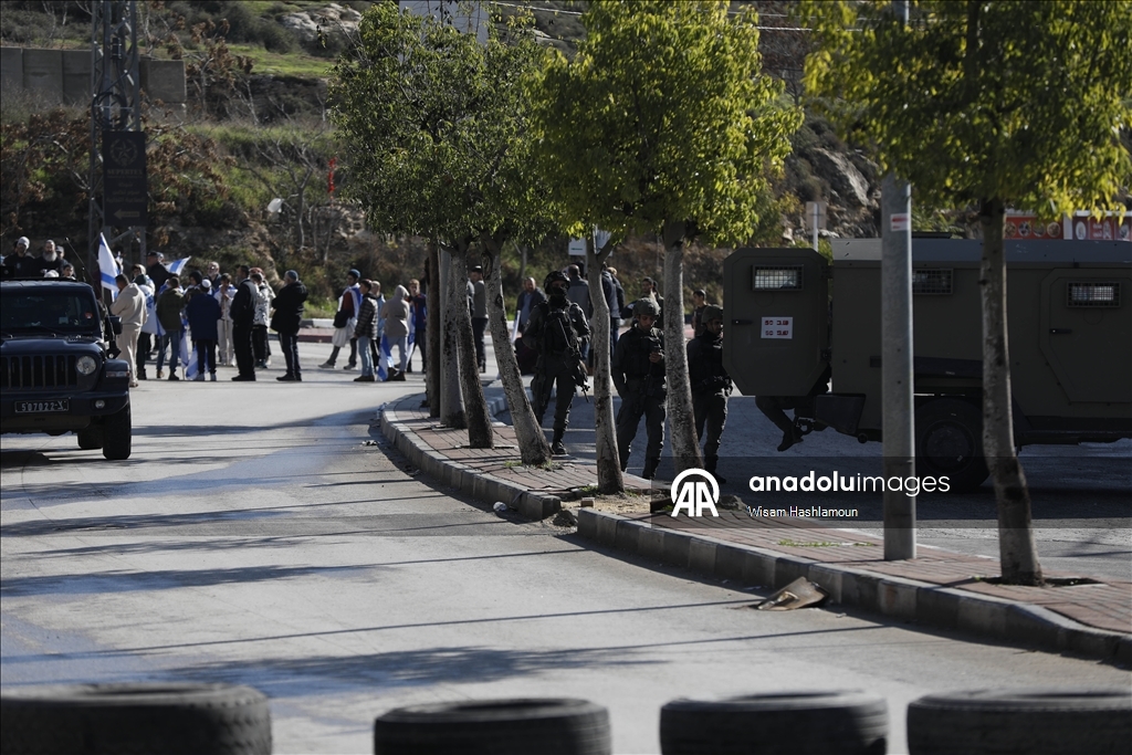 Filistin topraklarını gasbeden İsrailliler, Kayzun bölgesine baskın düzenledi
