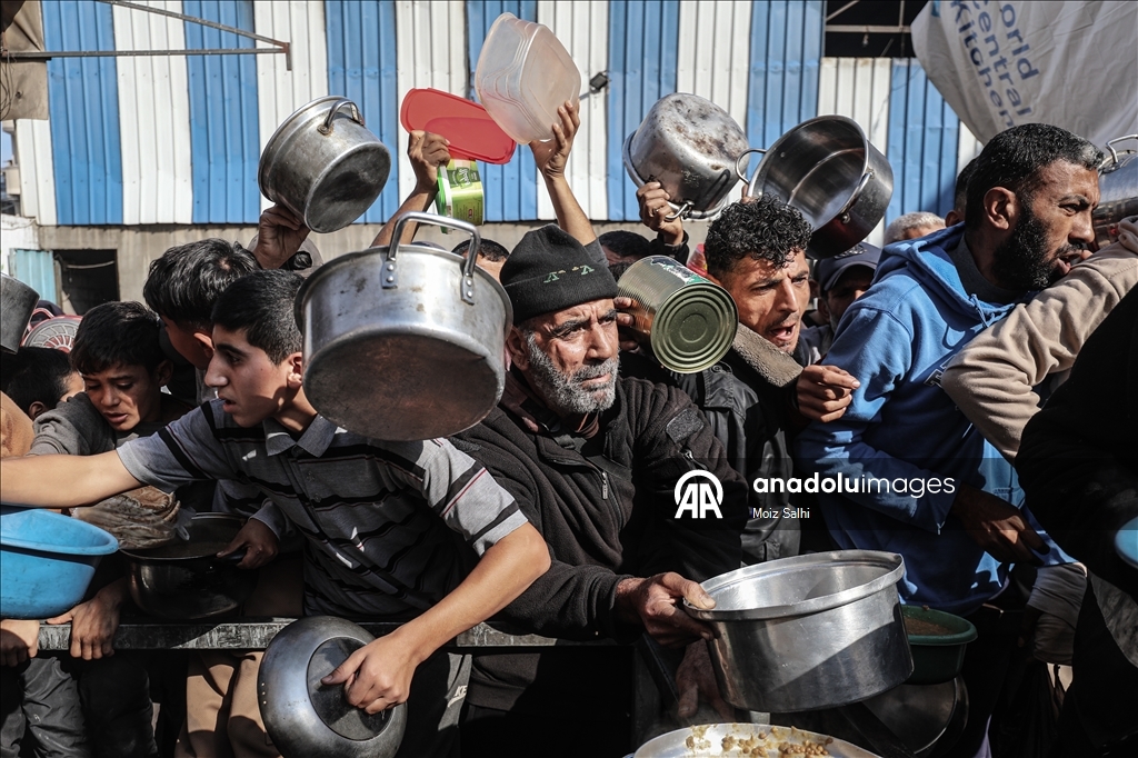 Hot meals distributed to Palestinians struggling with hunger in Gaza
