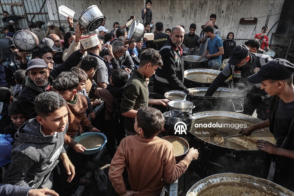 Hot meals distributed to Palestinians struggling with hunger in Gaza
