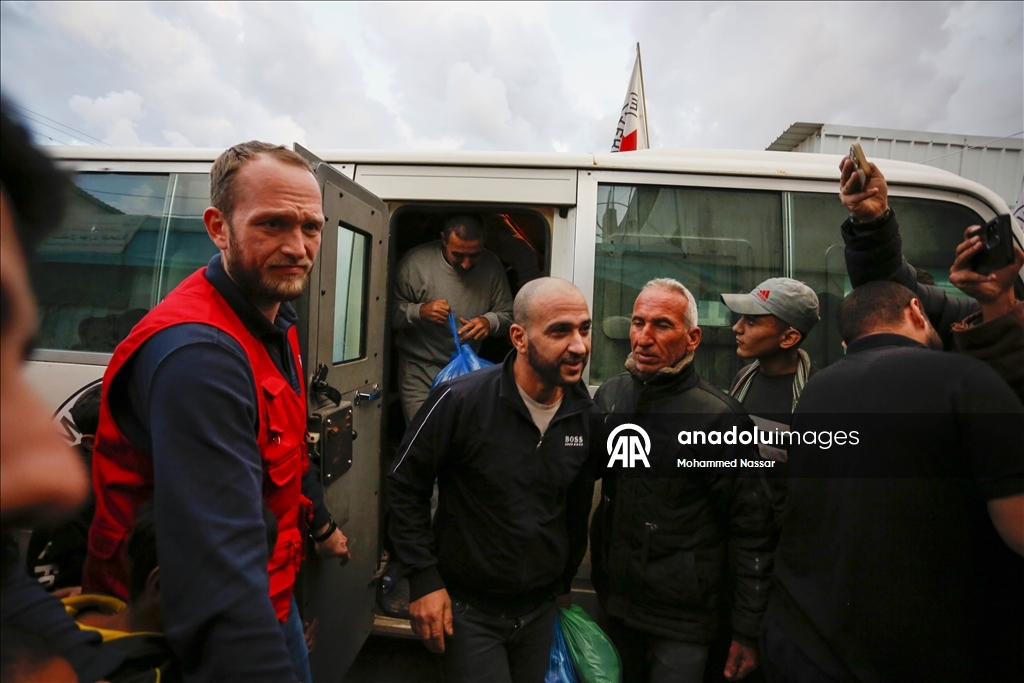 İsrail'in serbest bıraktığı Filistinli esirler Deyr Belah'a getirildi