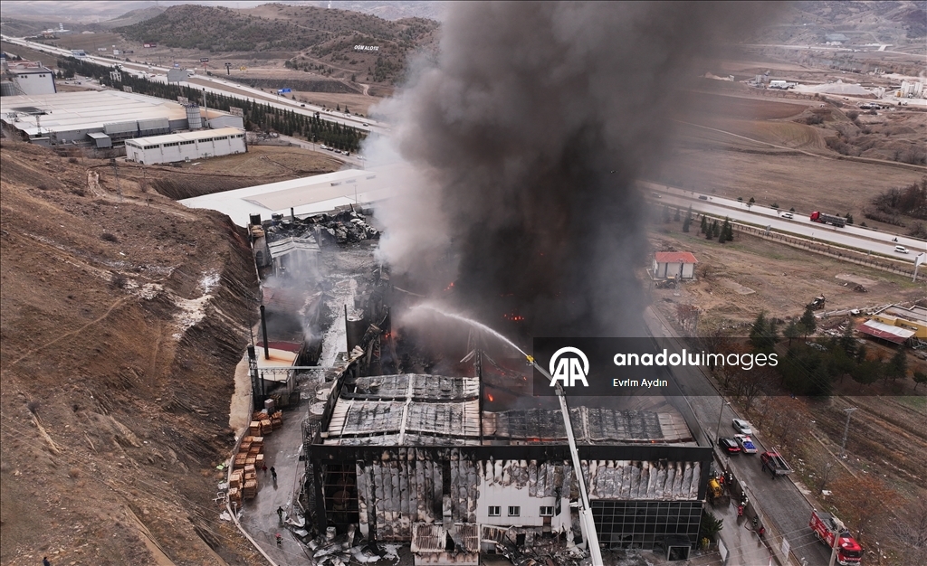 Kırıkkale OSB'de bir fabrikada çıkan yangına müdahale ediliyor