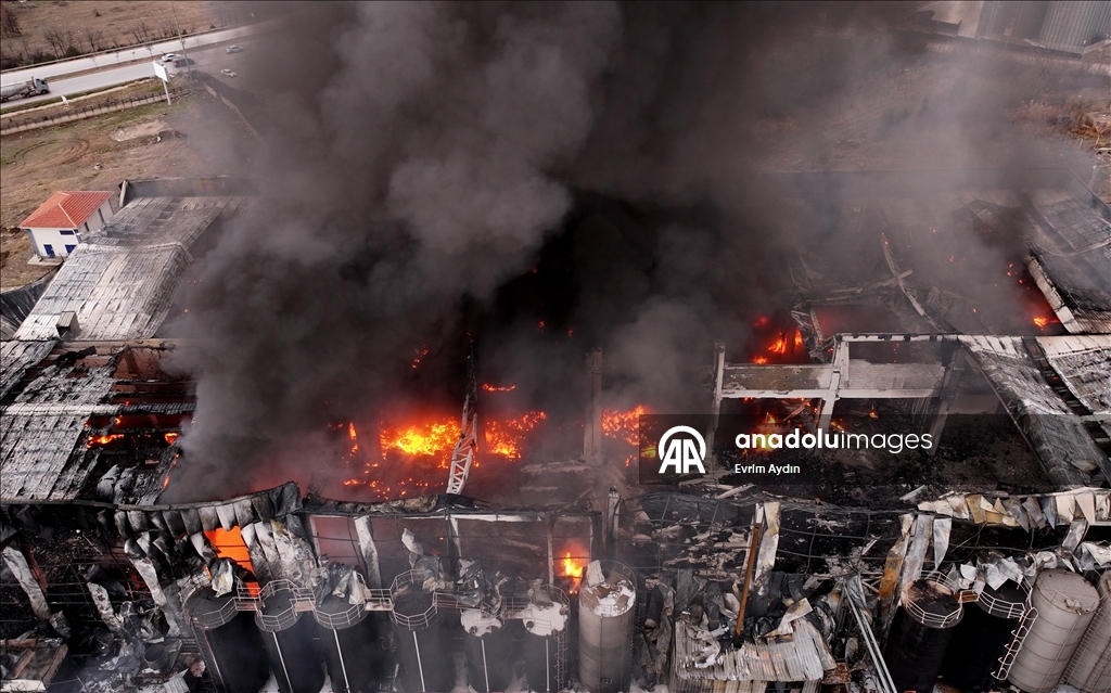 Kırıkkale OSB'de bir fabrikada çıkan yangına müdahale ediliyor