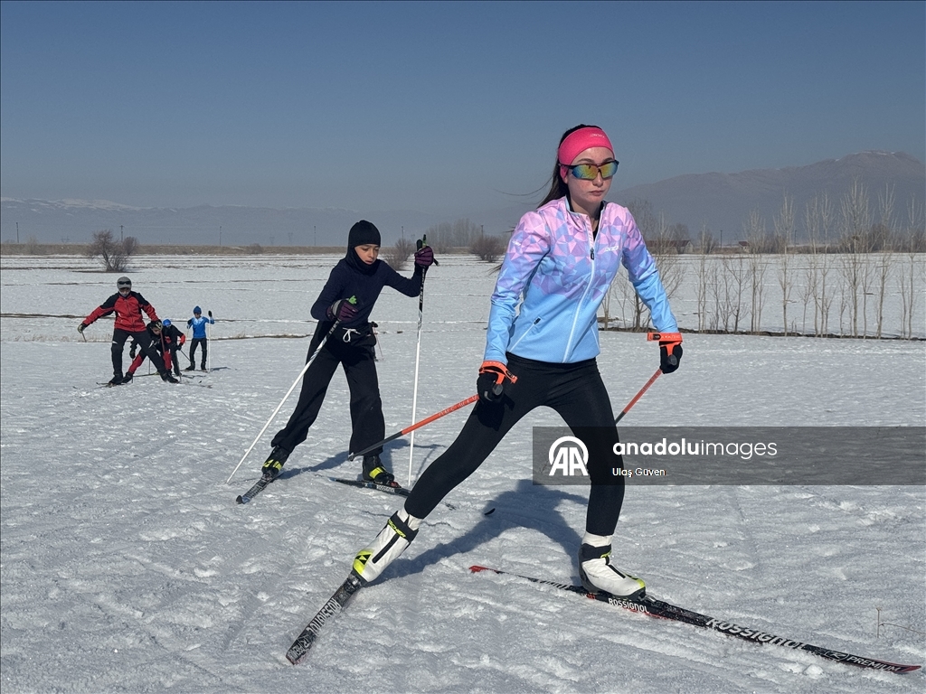 Kaşûvanên ji Hekariyê li ser berfê xwe ji pêşbirkan ra amade dikin