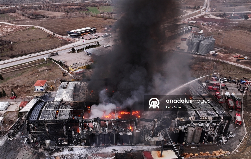 Kırıkkale OSB'de bir fabrikada çıkan yangına müdahale ediliyor