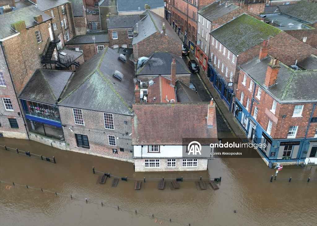 Bram Fırtınası’nın ardından York’ta bulunan Ouse Nehri'nin taşması sonucu cadde ve sokaklar sular altında kaldı