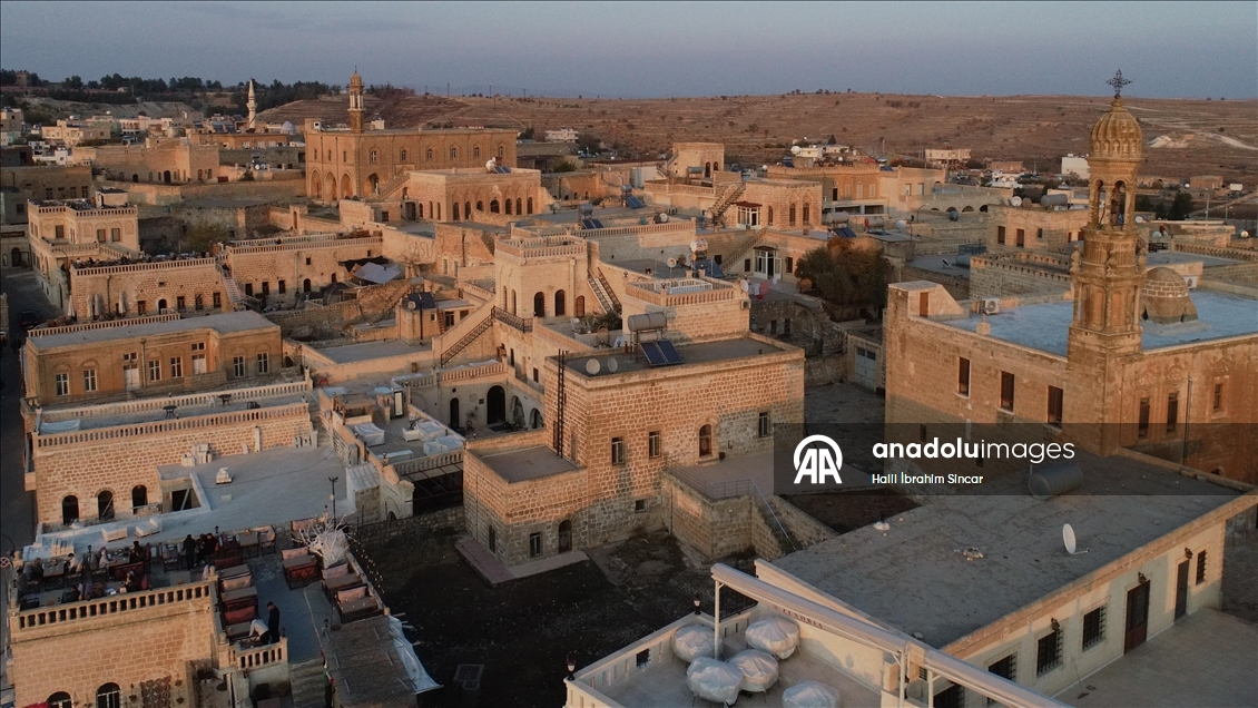 Dizi ve film yapımcılarının ilgisi tarihi şehir Mardin'i çekim platosuna çevirdi