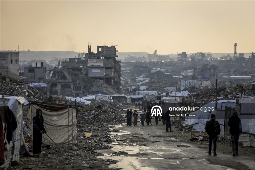 Displaced Palestinians in Gaza struggle against harsh weather conditions in tents