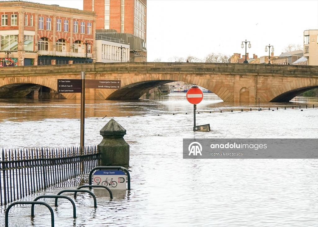 Bram Fırtınası’nın ardından York’ta bulunan Ouse Nehri'nin taşması sonucu cadde ve sokaklar sular altında kaldı