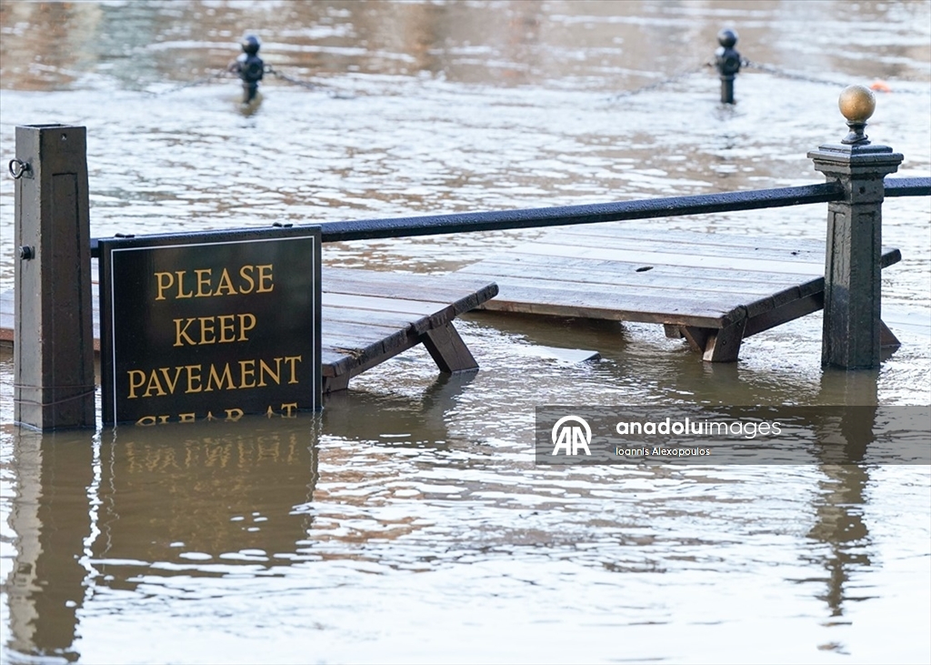 Bram Fırtınası’nın ardından York’ta bulunan Ouse Nehri'nin taşması sonucu cadde ve sokaklar sular altında kaldı