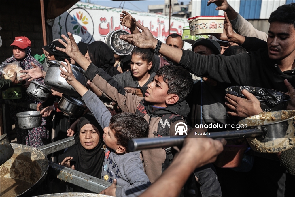 Hot meals distributed to Palestinians struggling with hunger in Gaza