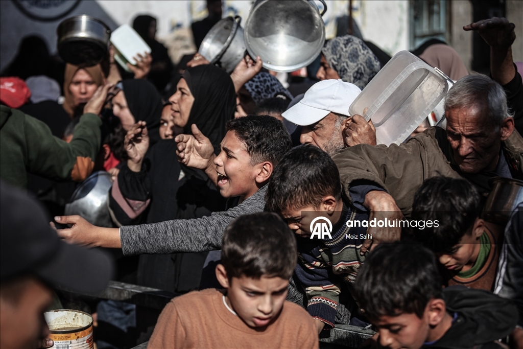 Hot meals distributed to Palestinians struggling with hunger in Gaza