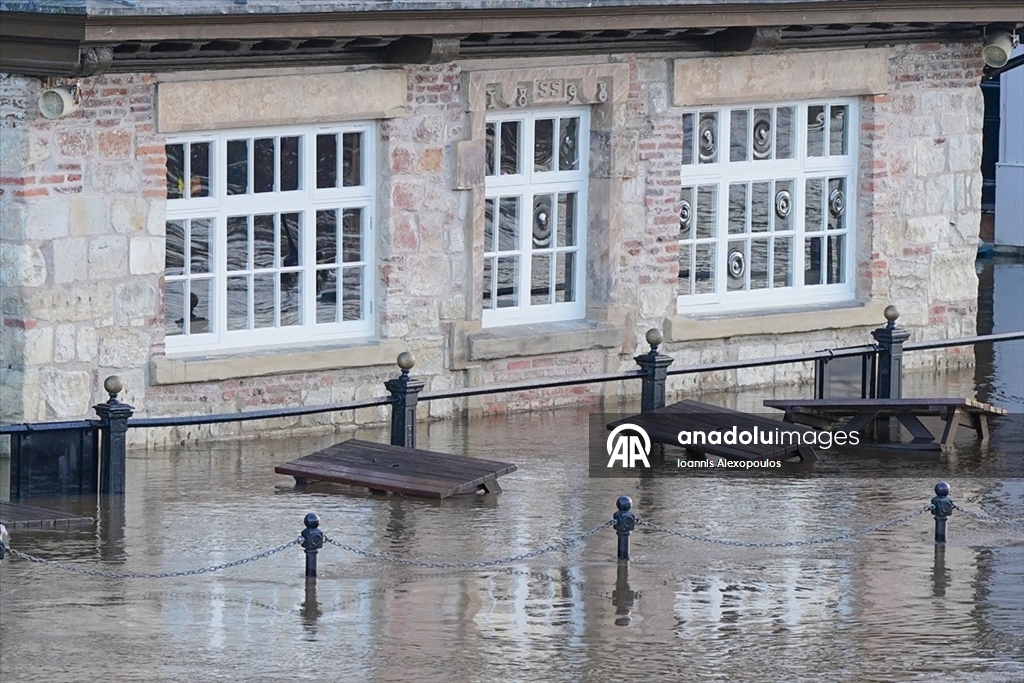 Bram Fırtınası’nın ardından York’ta bulunan Ouse Nehri'nin taşması sonucu cadde ve sokaklar sular altında kaldı