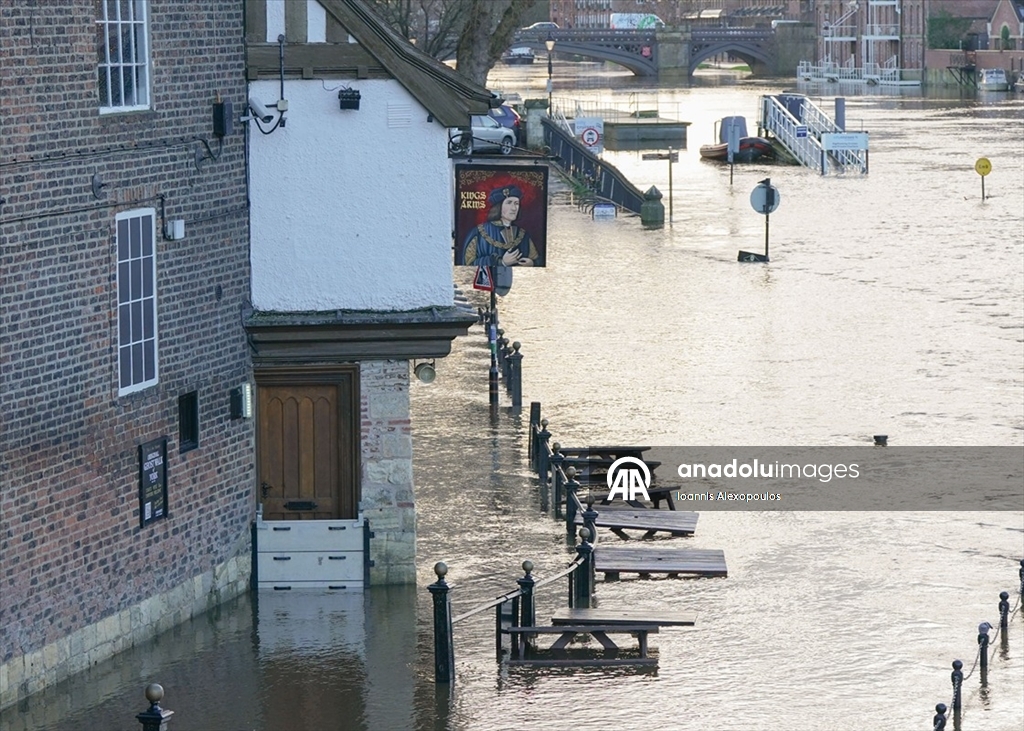 Bram Fırtınası’nın ardından York’ta bulunan Ouse Nehri'nin taşması sonucu cadde ve sokaklar sular altında kaldı