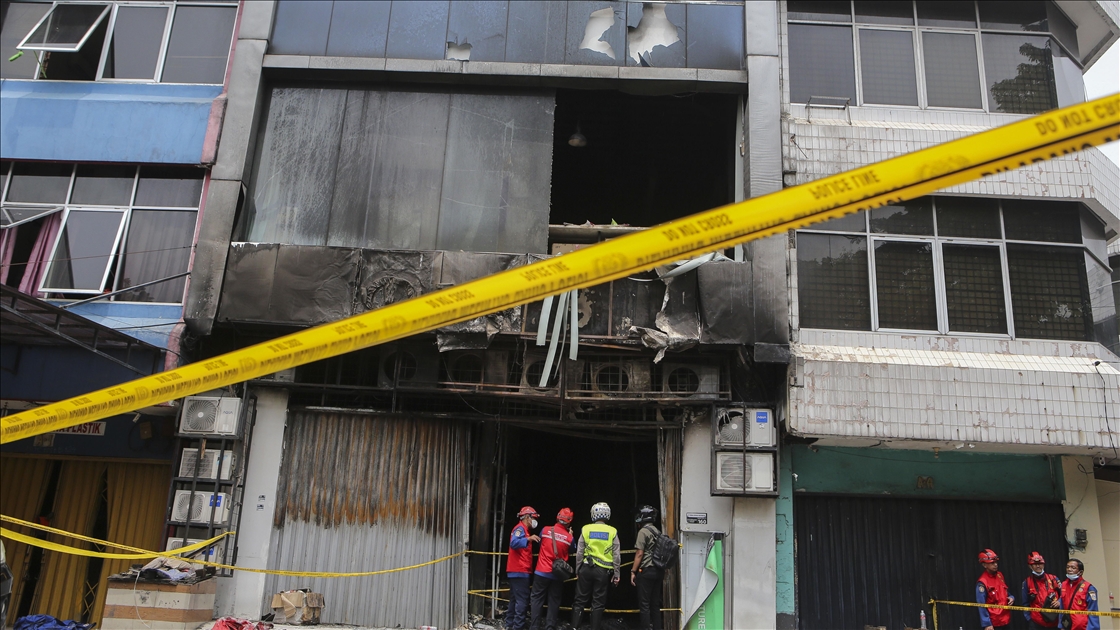 Endonezya'da 7 katlı binada çıkan yangında 22 kişi öldü