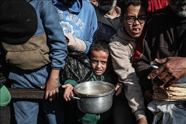 Hot meals distributed to Palestinians struggling with hunger in Gaza