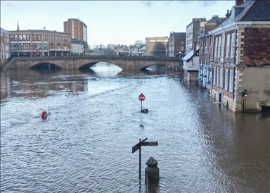 Bram Fırtınası’nın ardından York’ta bulunan Ouse Nehri'nin taşması sonucu cadde ve sokaklar sular altında kaldı