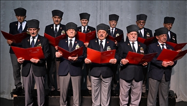 Kıbrıs gazilerinden oluşan koro kahramanlık ezgilerini seslendiriyor