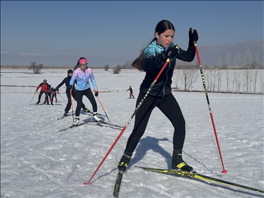 Kaşûvanên ji Hekariyê li ser berfê xwe ji pêşbirkan ra amade dikin