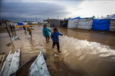 غزة.. غرق آلاف خيام النازحين الفلسطينيين جراء أمطار غزيرة