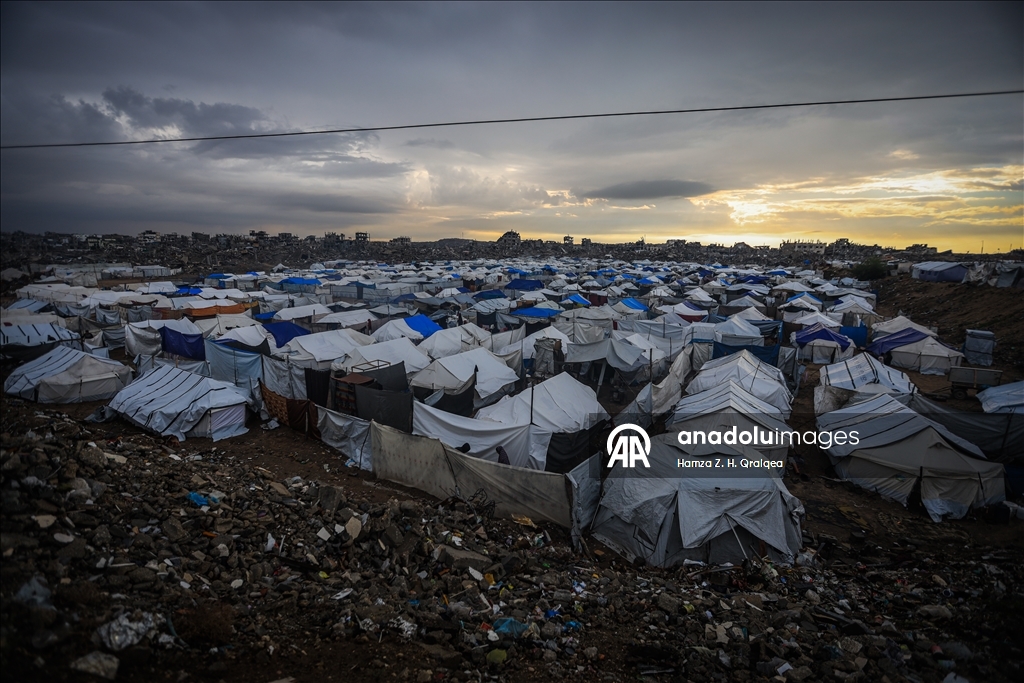 В Газе из-за сильных дождей затопило палатки, в которых проживали люди, чьи дома были разрушены в результате израильских атак