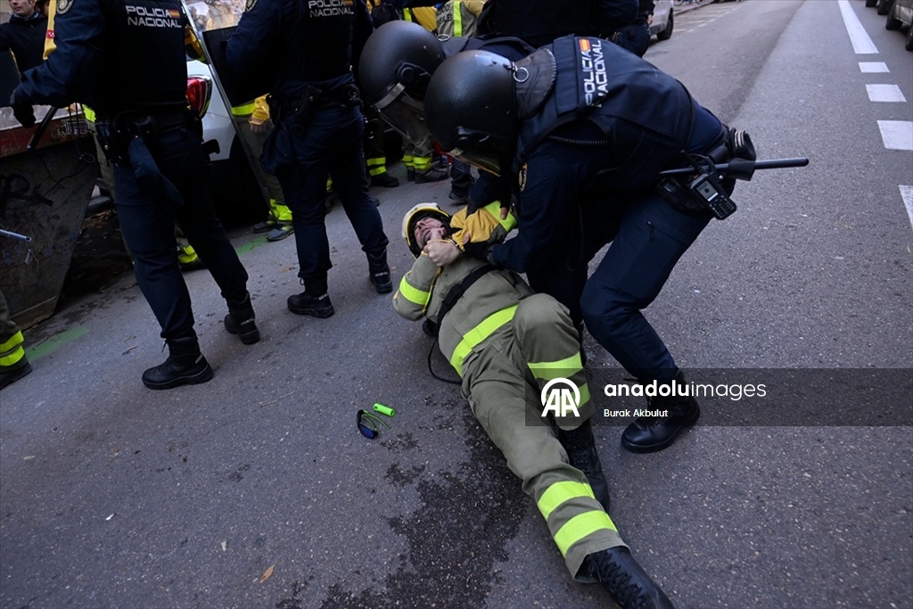 Madrid'de orman itfaiyecilerinin gösterisine polis müdahale etti