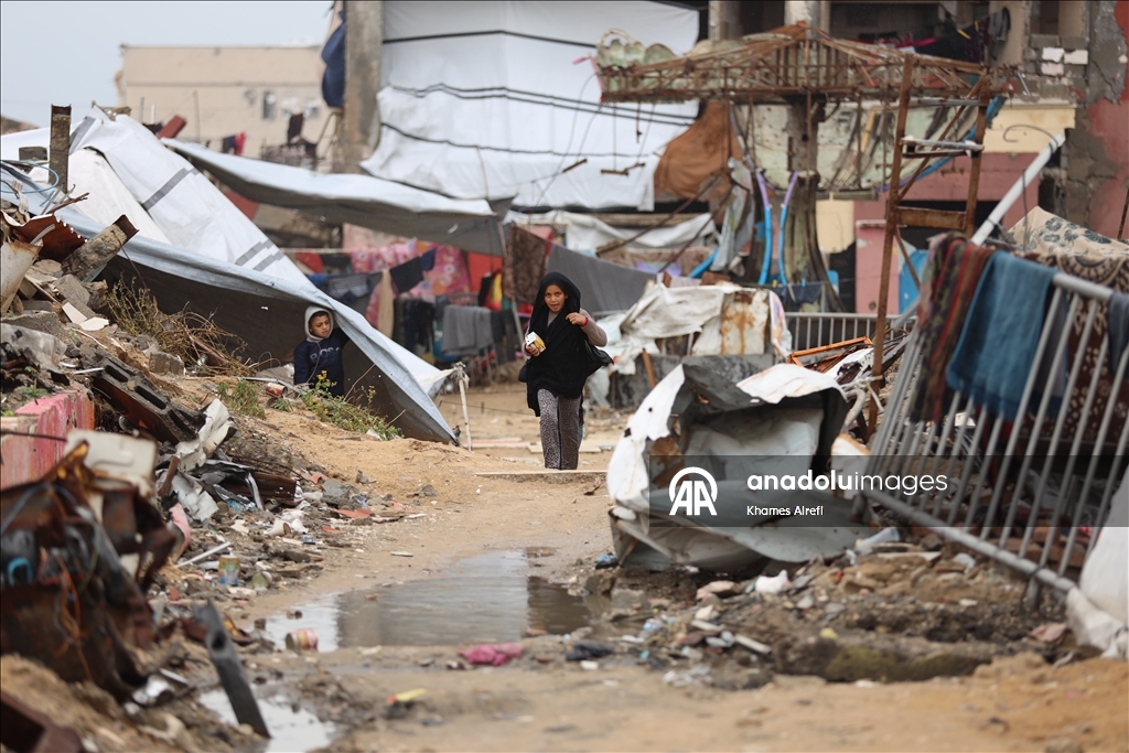 Gazze’de deniz kıyısındaki çadır kamplarını sel vurdu