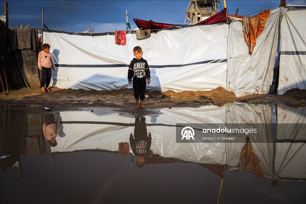 В Газе из-за сильных дождей затопило палатки, в которых проживали люди, чьи дома были разрушены в результате израильских атак