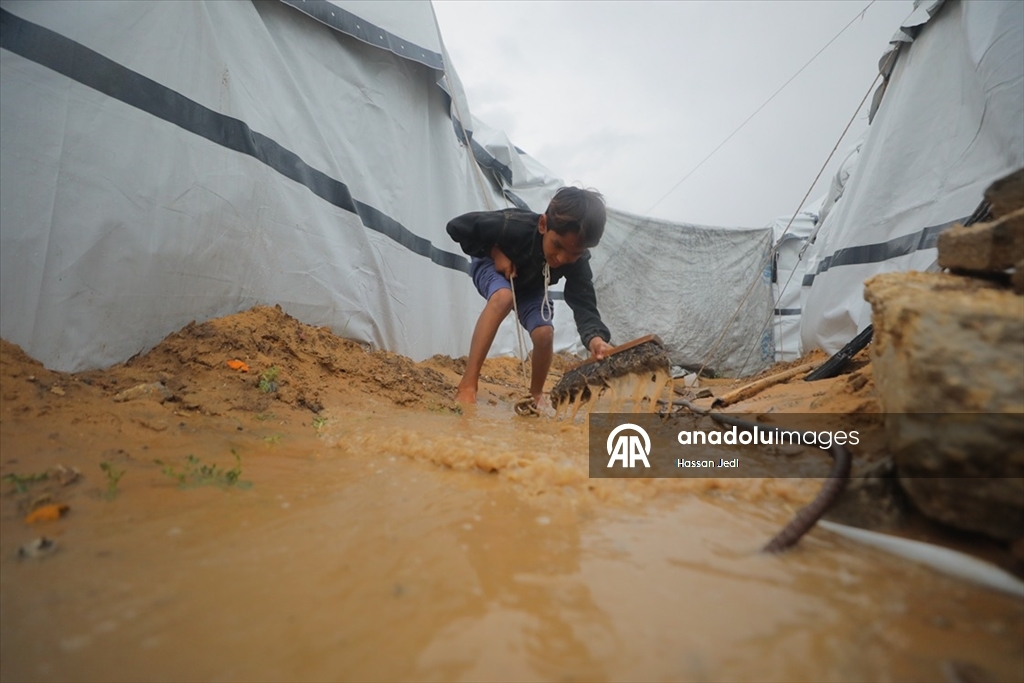 Gazze'de yüzlerce çadır yoğun yağış nedeniyle sular altında kaldı