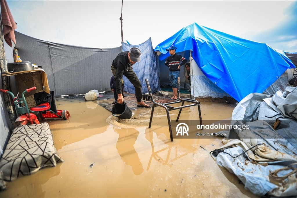 В Газе из-за сильных дождей затопило палатки, в которых проживали люди, чьи дома были разрушены в результате израильских атак
