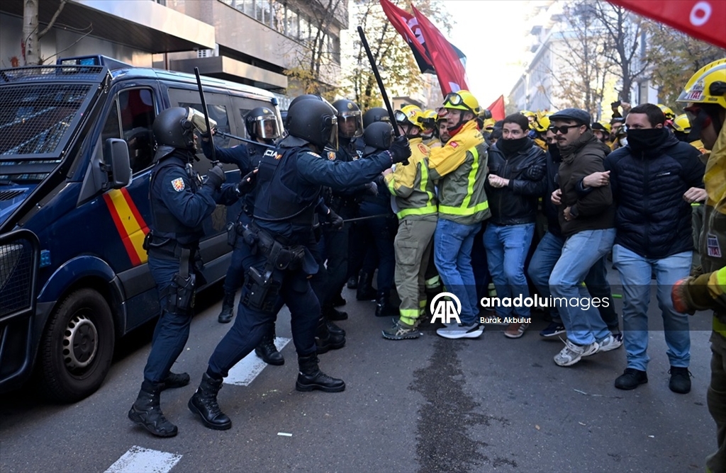 Madrid'de orman itfaiyecilerinin gösterisine polis müdahale etti