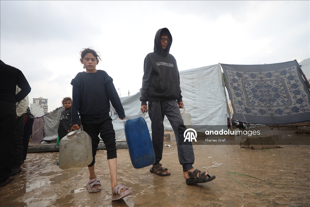 Gazze’de sahil kesimindeki çadır kamplarında içme suyu krizi derinleşiyor