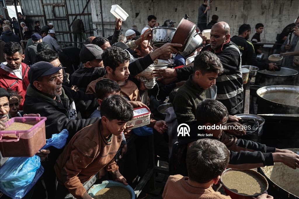Палестинцам в Газе раздают горячую пищу
