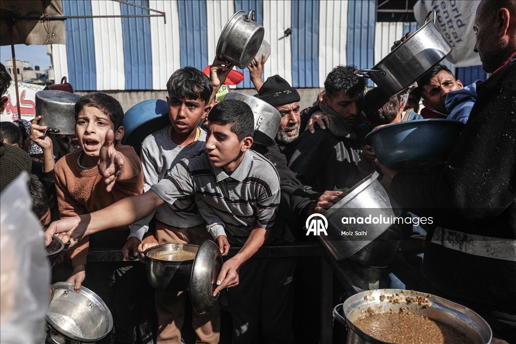 Палестинцам в Газе раздают горячую пищу