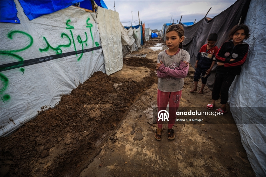 В Газе из-за сильных дождей затопило палатки, в которых проживали люди, чьи дома были разрушены в результате израильских атак