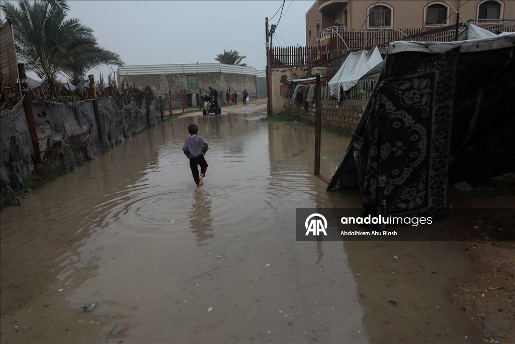 لليوم الثاني.. غرق مئات خيام النازحين بغزة إثر أمطار غزيرة