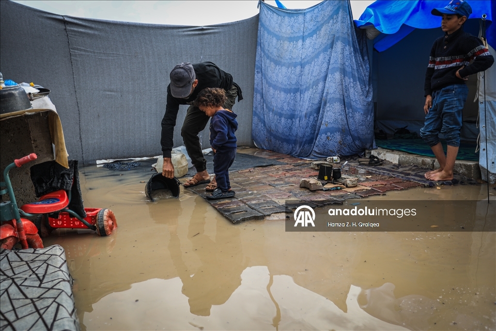 В Газе из-за сильных дождей затопило палатки, в которых проживали люди, чьи дома были разрушены в результате израильских атак