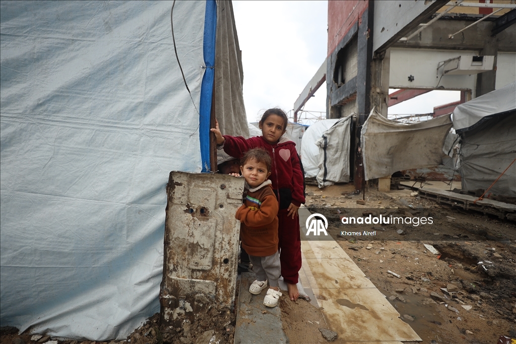 Gazze’de deniz kıyısındaki çadır kamplarını sel vurdu