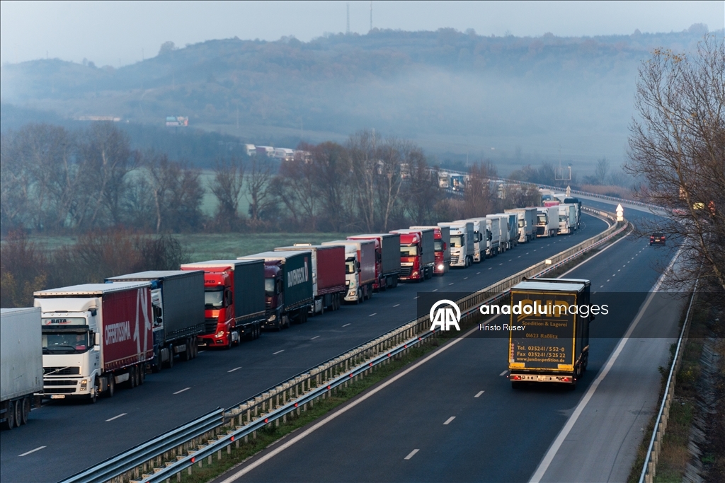 Bulgaristan'ın Kapitan Andreevo sınır kapısında 15 kilometrelik tır kuyruğu