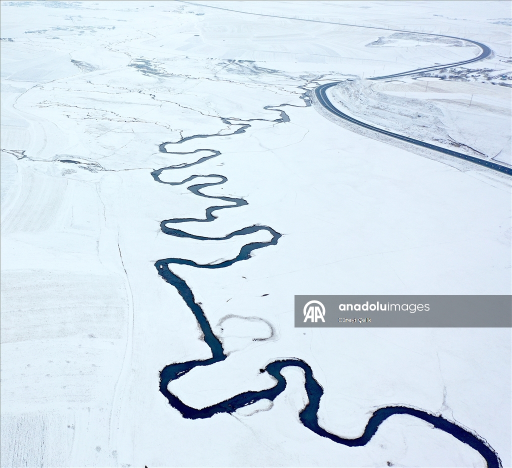 Kışın donmayan ve göz kamaştıran menderesler hayvancılığa katkı sağlıyor