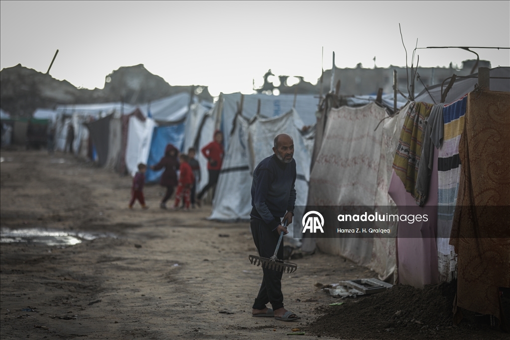 В Газе из-за сильных дождей затопило палатки, в которых проживали люди, чьи дома были разрушены в результате израильских атак