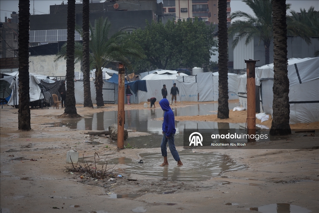 لليوم الثاني.. غرق مئات خيام النازحين بغزة إثر أمطار غزيرة