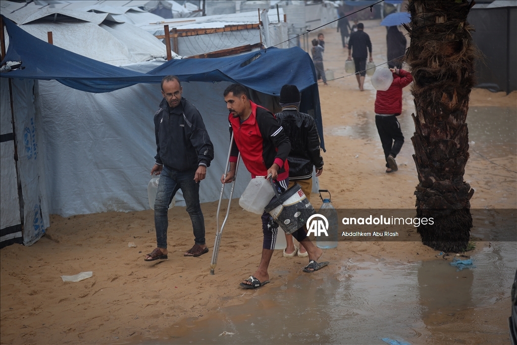 لليوم الثاني.. غرق مئات خيام النازحين بغزة إثر أمطار غزيرة