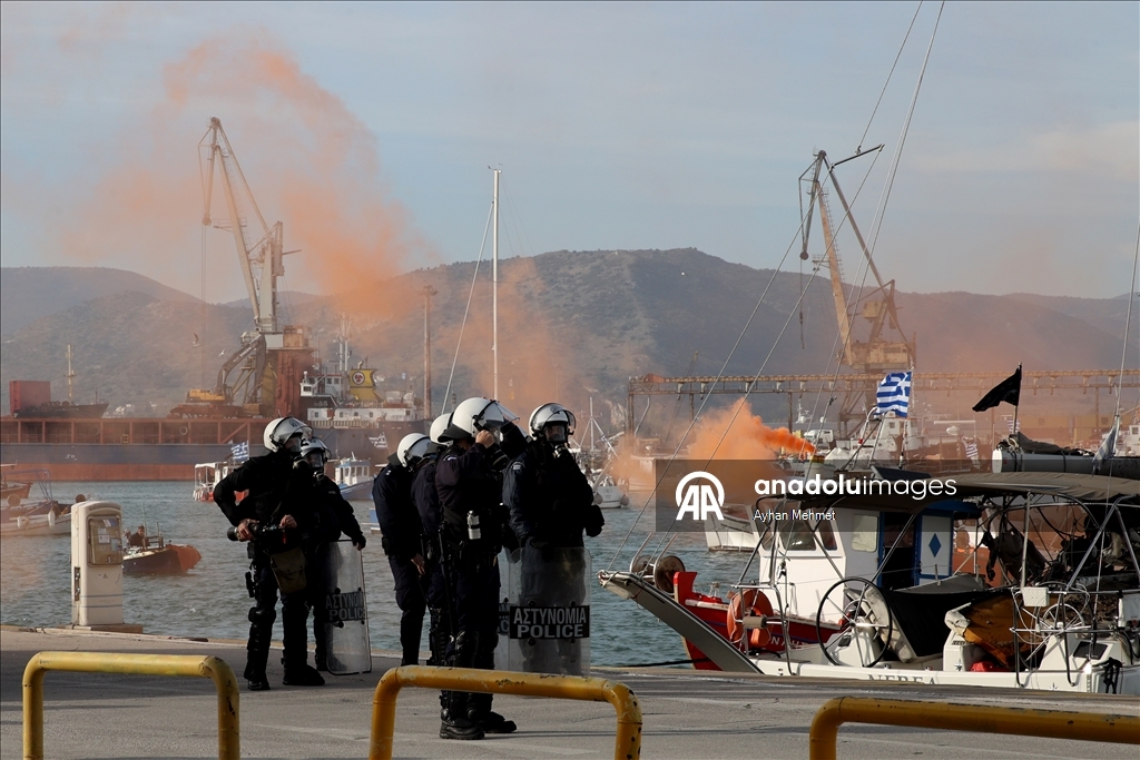 В Греции фермеры перекрыли порт Волос