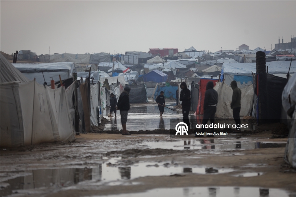 لليوم الثاني.. غرق مئات خيام النازحين بغزة إثر أمطار غزيرة