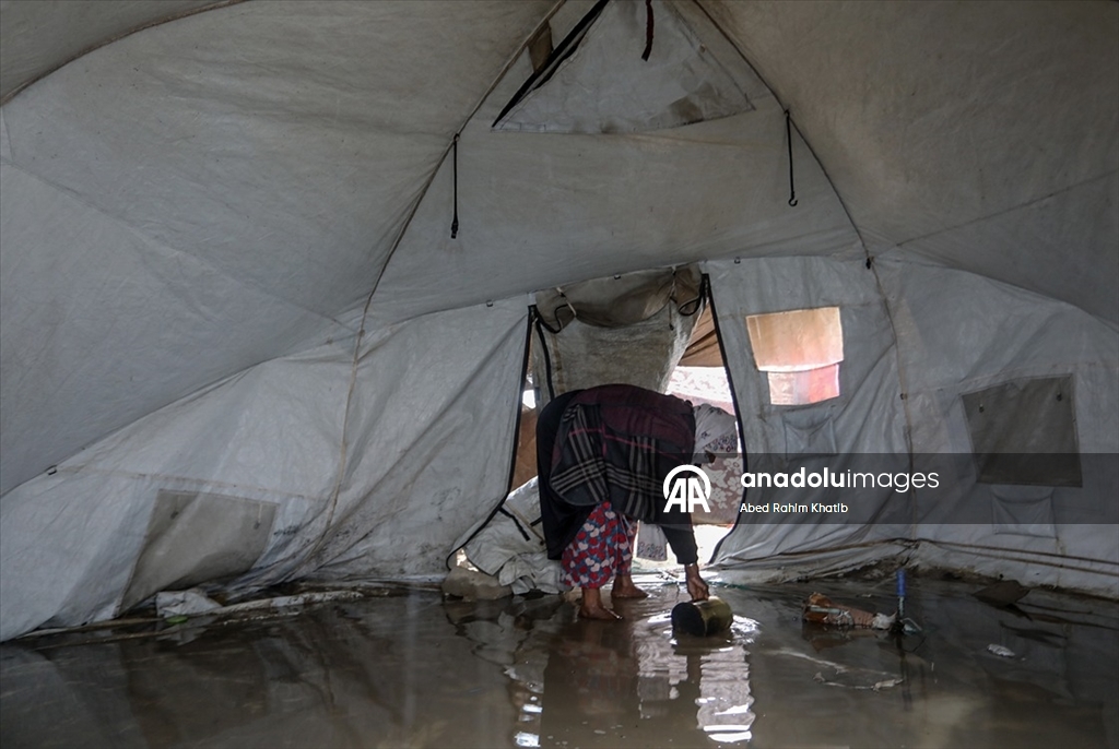 Gazze'de yüzlerce çadır yoğun yağış nedeniyle sular altında kaldı