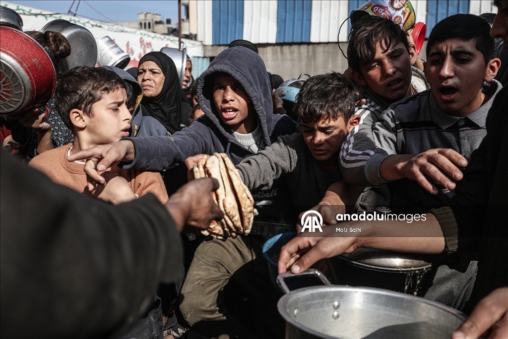 Палестинцам в Газе раздают горячую пищу