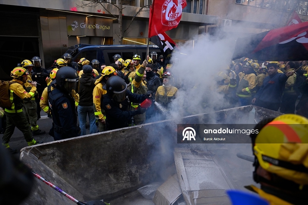 Madrid'de orman itfaiyecilerinin gösterisine polis müdahale etti