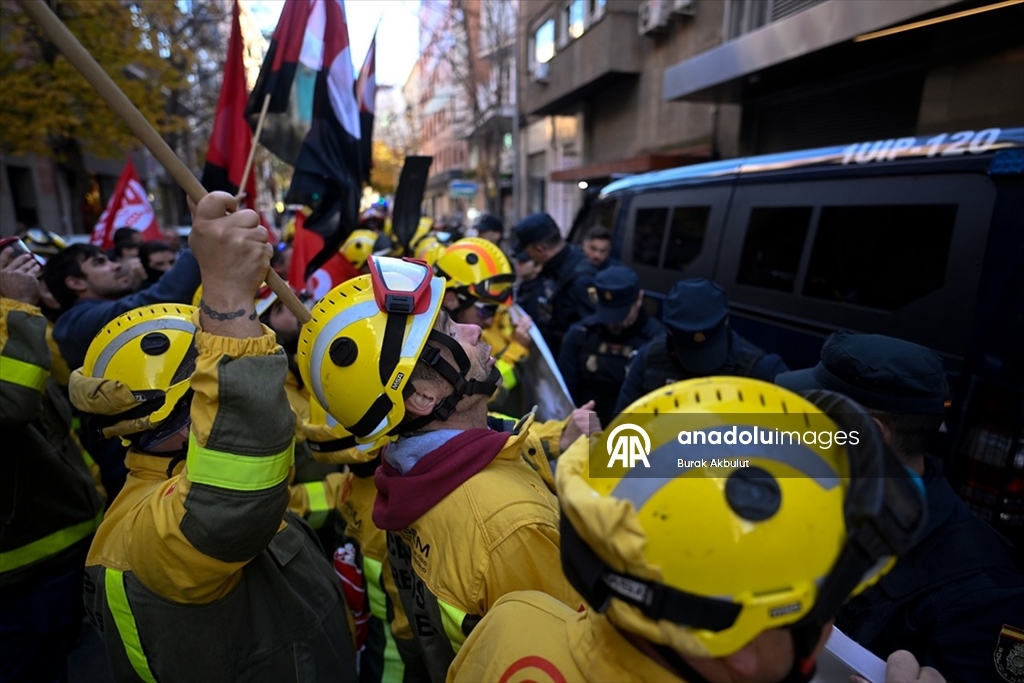 Madrid'de orman itfaiyecilerinin gösterisine polis müdahale etti