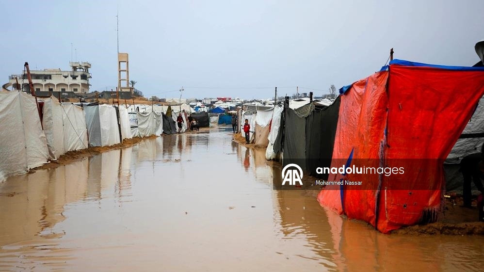 Gazze'de yüzlerce çadır yoğun yağış nedeniyle sular altında kaldı
